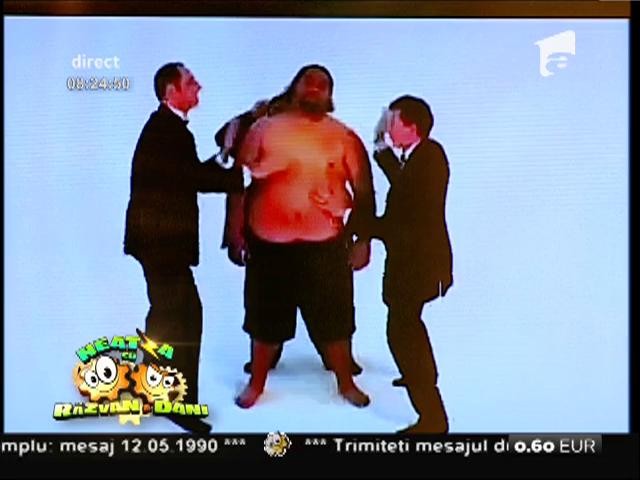 Smiley news: Uimitor! Trei c&acirc;ntăreți c&acirc;ntă la burta unui supraponderal: Do, Re, Miiiiii!