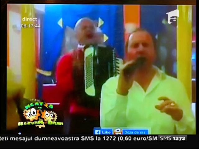 Smiley News: Cum să rupi un acordeon de la prea mult talent