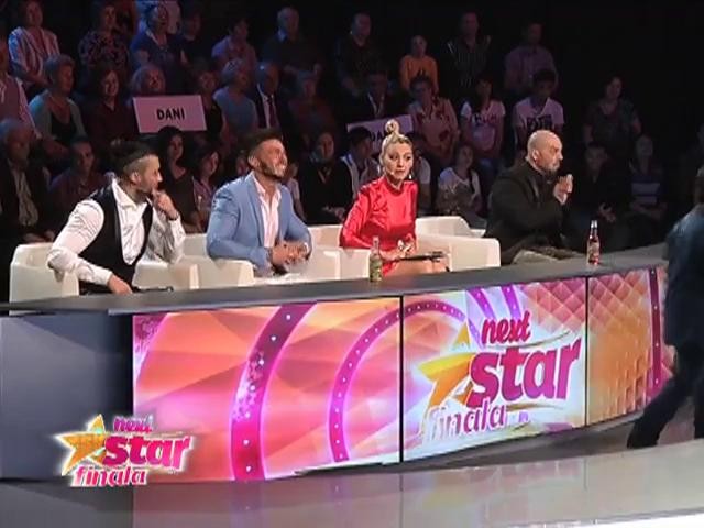 Dani Plohi rezolvă un cub rubik &icirc;n timp ce este legat la ochi