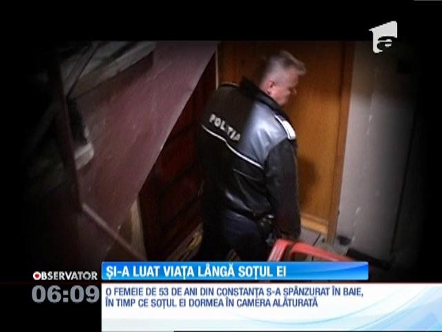 Și-a luat viața l&acirc;ngă soțul ei care dormea