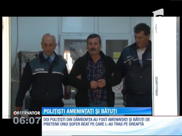 Polițiști amenințați și bătuţi &icirc;n plină stradă
