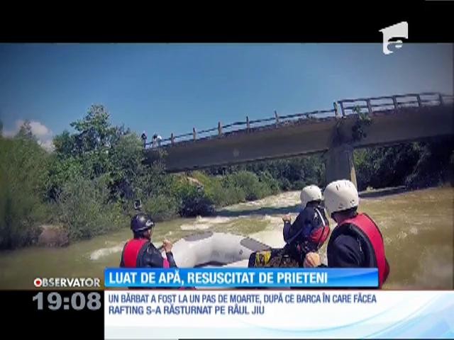 Luat de apă şi purtat de curenţi sute de metri, resuscitat de prieteni