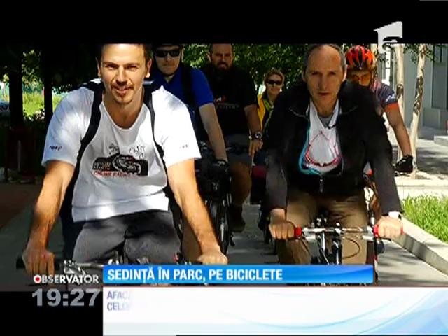 Ședință &icirc;n parc, pe biciclete