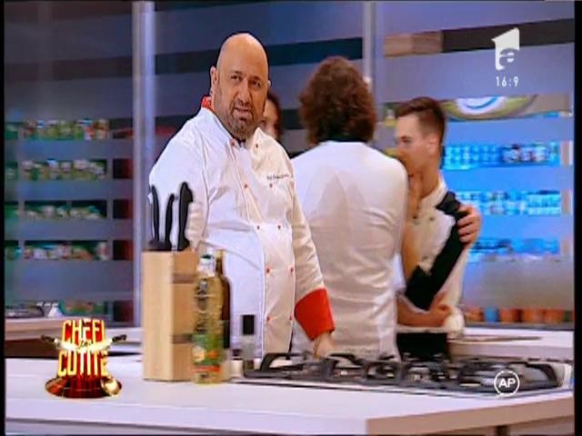 Chef Scărlătescu &icirc;şi ironizează adversarii: "Dacă vreţi poze cu &icirc;nvingătorii, suntem aici!"