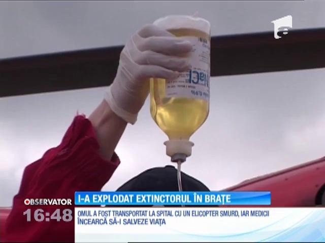 I-a explodat extinctorul &icirc;n brațe!