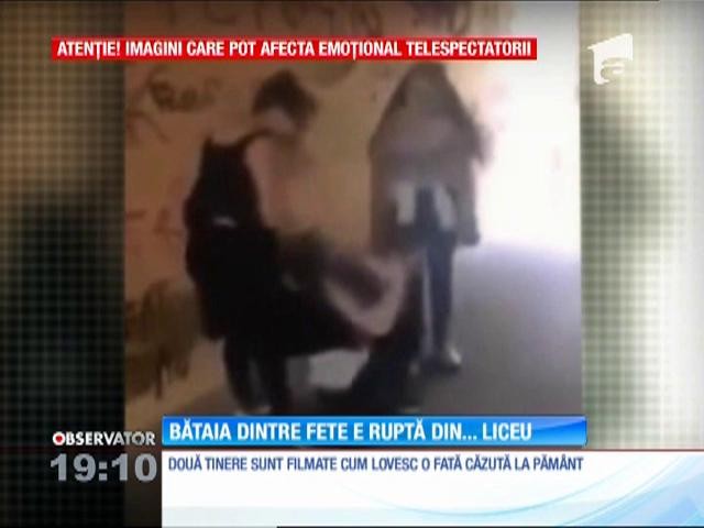 Șocant! Copile filmate c&acirc;nd lovesc cu picioarele o colegă!