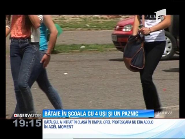Bătaie &icirc;ntre elevi &icirc;n școala cu 4 uși și un paznic