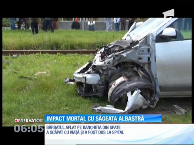 Tragedie pe o cale ferată din judeţul D&acirc;mboviţa. Un şofer şi-a pierdut viaţa după ce a &icirc;ncercat să treacă prin faţa trenului Săgeata Albastră