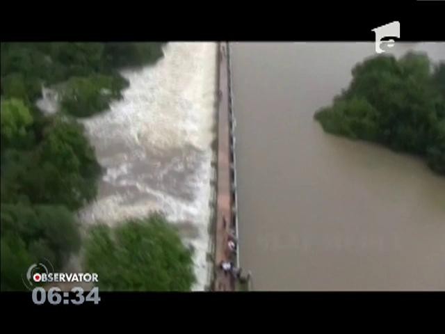 Dezastru &icirc;n Sri Lanka, după ploile violente. Sate &icirc;ntregi au fost &icirc;nghiţite de viituri şi peste o sută de oameni sunt dispăruţi