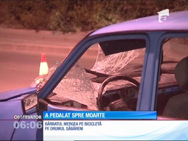 Un biciclist care pedala pe o stradă din Capitală a ajuns pe capota unei maşini