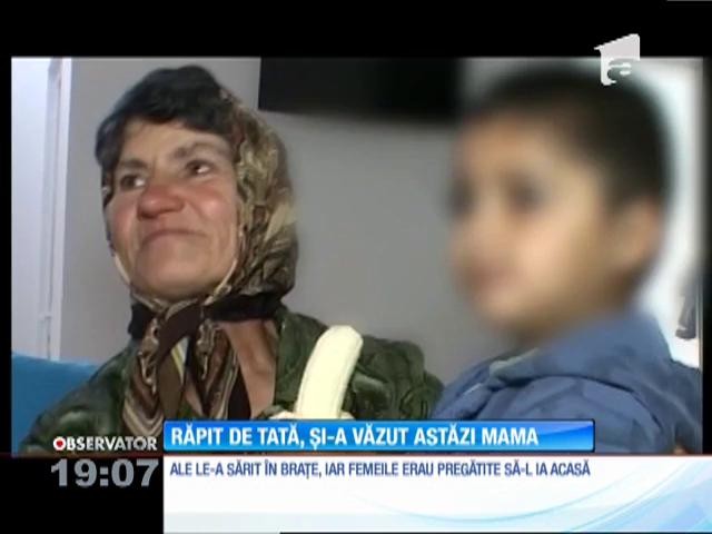 Copilul răpit de tatăl pakistanez și-a &icirc;mbrăţişat mama