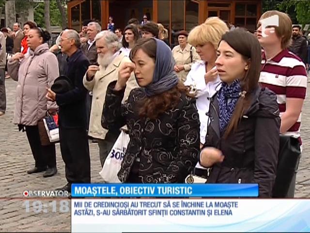 Aproape două milioane de rom&acirc;ni sunt sărbătoriţii zilei. &Icirc;naintea petrecerilor, mulţi au mers să se &icirc;nchine la moaştele Sfinţilor &Icirc;mpăraţi Constantin şi Elena