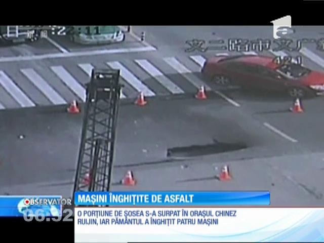 Maşini &icirc;nghiţite de asfalt, pe o șosea din China