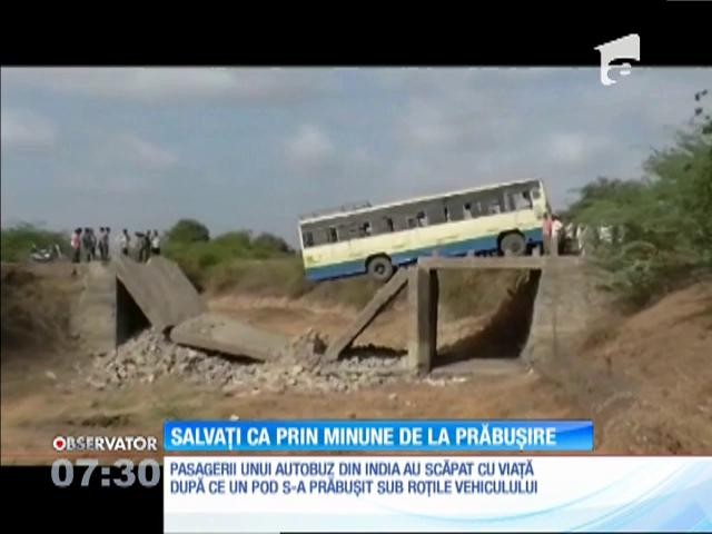 Pasagerii unui autobuz, salvați ca prin minune de la prăbușire
