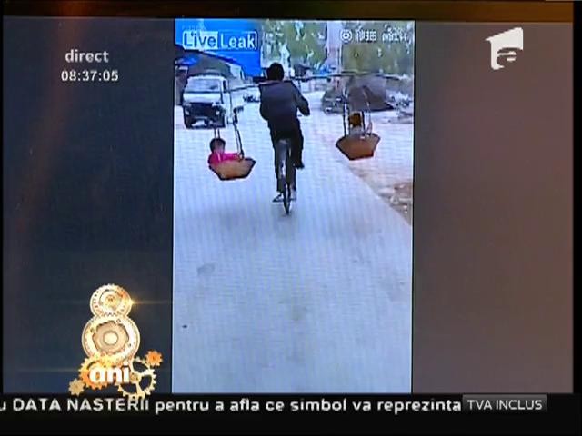 Smiley News: Cum se transportă copiii pe bicicletă &icirc;n China