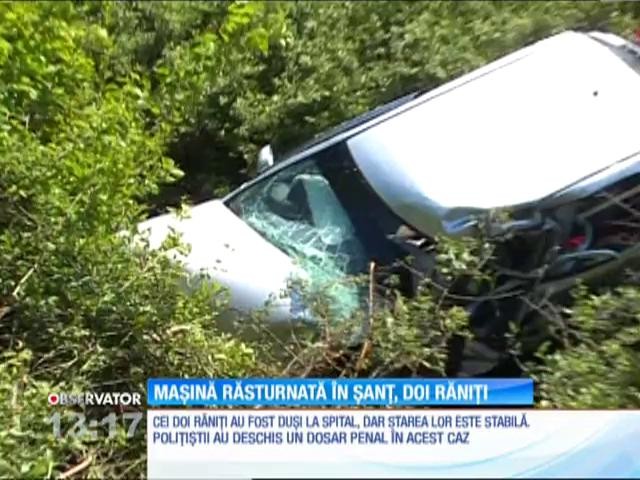 Autobuz plin cu pasageri, implicat &icirc;ntr-un accident auto. Doi oameni au ajuns la spital