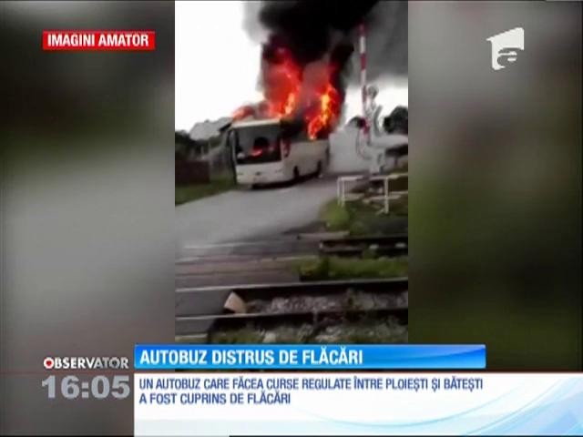 Un autobuz a ars ca o torţă &icirc;n judeţul Prahova