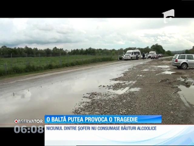 Microbuz lovit &icirc;n plin de un autoturism. Patru persoane au ajuns la spital