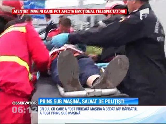Prins sub mașină, salvat de polițiști