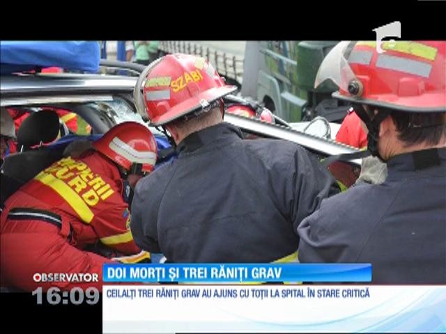 Accident grav &icirc;n judeţul Mureş. Doi morţi şi trei răniţi grav, după ce o maşină s-a izbit de un TIR