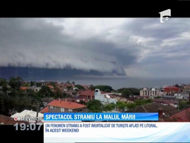 Fenomen straniu, imortalizat de turiștii aflați pe litoral