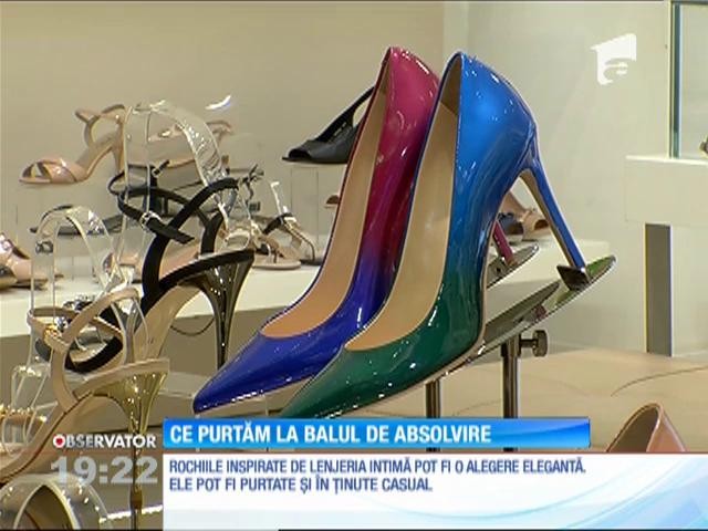 Sandalele colorate cu toc &icirc;nalt și rochiile &icirc;n culori vii sunt la modă