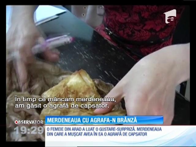 O arădeancă a descoperit o agrafă de birou &icirc;n merdenea