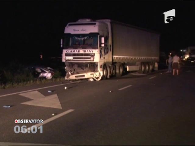 Accident violent pe &icirc;n Mehedinţi. Maşina &icirc;n care se aflau trei oameni, printre care şi un copil de numai şase ani, spulberată de un TIR