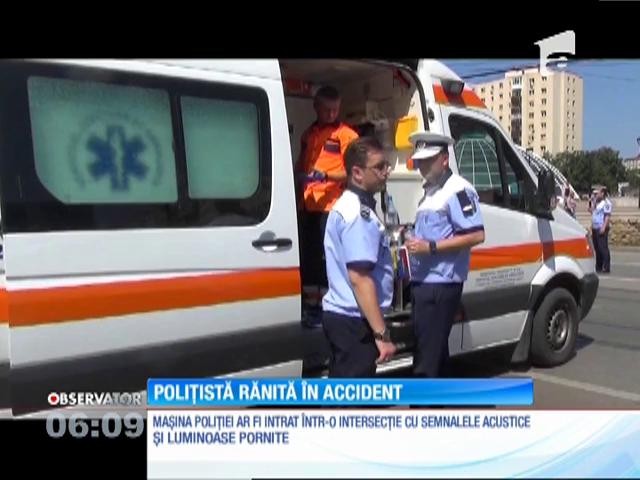 O maşină de poliţie aflată &icirc;n misiune, oprită violent &icirc;ntr-o intersecţie din Iaşi. O t&acirc;nără agentă a ajuns la spital