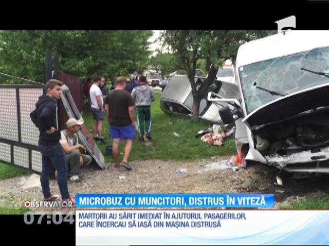 Un microbuz plin cu muncitori a intrat &icirc;ntr-un cap de pod, pe un drum din Suceava. Şase oameni au fost răniţi