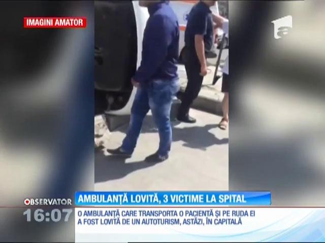 Accident grav &icirc;n Capitală, &icirc;n zona Baba Novac.  O ambulanţă s-a răsturnat