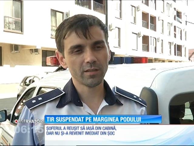Un TIR scăpat de sub control a rămas suspendat pe marginea unui pod din Craiova