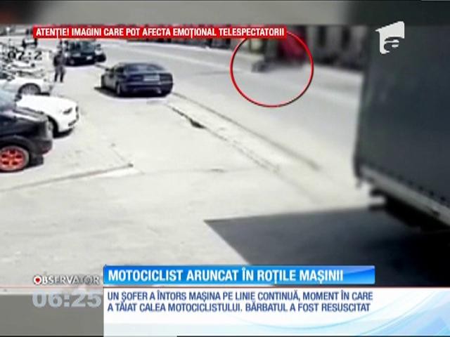Imagini şocante! Un motociclist din Bistriţa-Năsăud a fost accidenat grav, după ce s-a lovit de o maşină care a &icirc;ntors neregulamentar