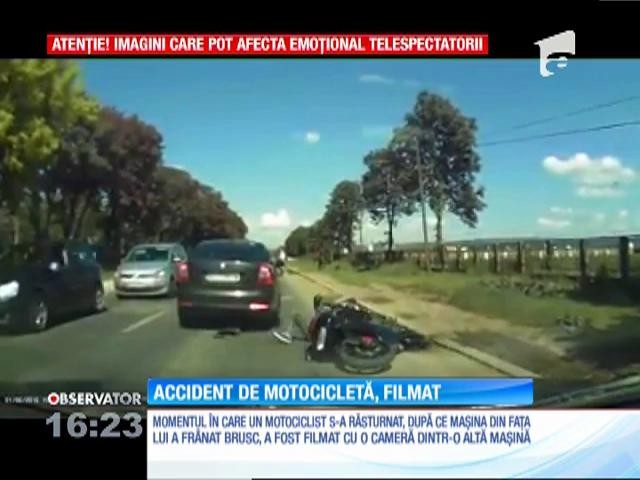Un motociclist s-a răsturnat pe şosea, după ce maşină din faţă lui a fr&acirc;nat brusc