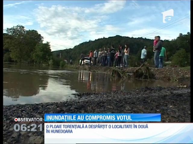 Inundaţiile au blocat calea localnicilor căre secţia de votare, &icirc;ntr-o comună din Hunedoara