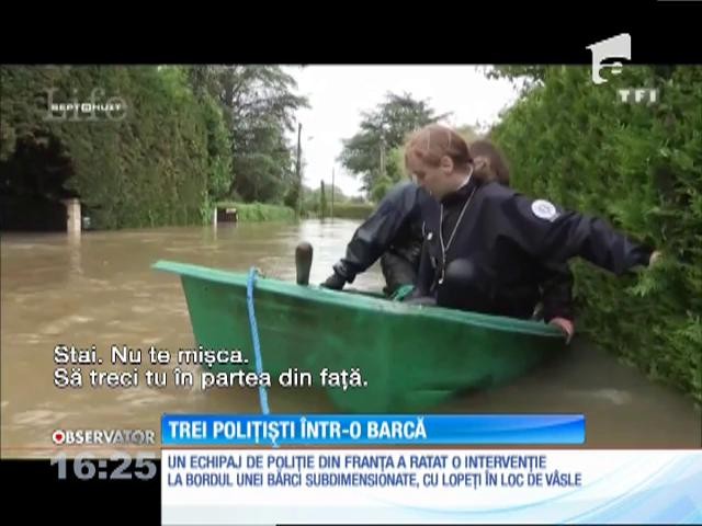Intervenție de cascadorii r&acirc;sului! Trei poliţişti pleacă &icirc;n misiune la bordul unei bărcuţe din plastic