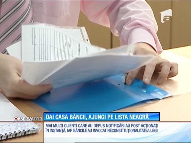 Rom&acirc;nii care vor să aplice legea dării &icirc;n plată, trecuţi pe lista neagră. Timp de patru ani, vor avea interdicţie la &icirc;mprumuturi bancare