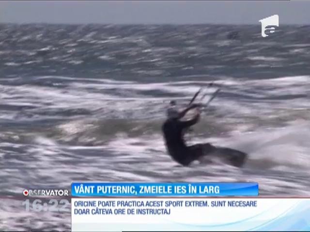 V&acirc;ntul puternic &icirc;i &icirc;ndepărtează pe turişti, nu și pe iubitorii de kitesurfing