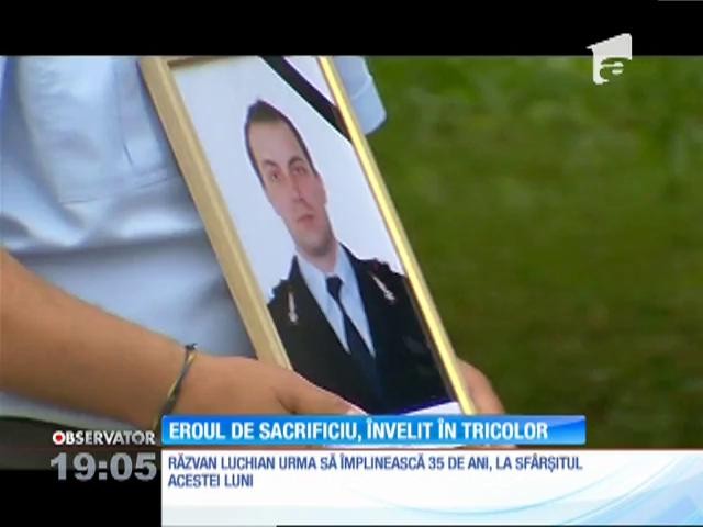 Pompierul-erou căzut la datorie &icirc;n incendiul din Jilava, &icirc;nvelit &icirc;n tricolor