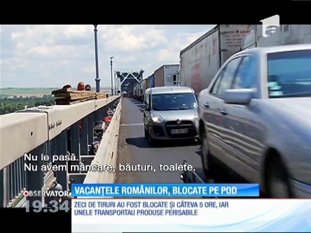 Podul Prieteniei, &icirc;n continuare &icirc;n reparaţii. Turiştii aşteaptă şi c&acirc;te patru ore pentru a trece frontiera