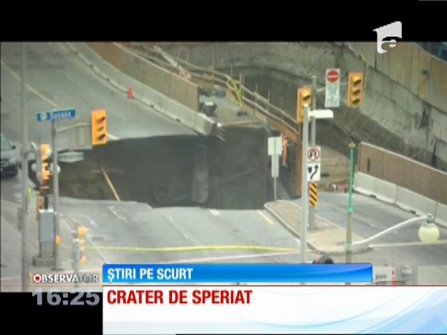 Crater uriaş &icirc;n mijlocul străzii