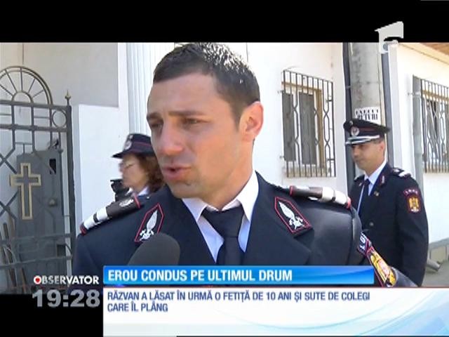 Pompierul căzut &icirc;n misiune, după ce un perete s-a prăbuşit peste el, condus pe ultimul drum