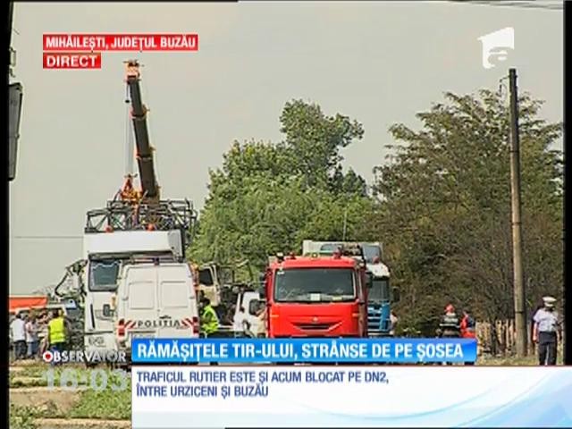 Rămășițele TIR-ului plin 800 de butelii care au explodat, str&acirc;nse de pe șosea