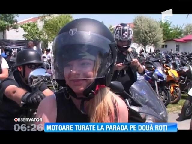 Motoare turate la parada de la malul mării