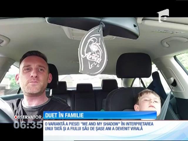 Un puşti de 6 ani c&acirc;ntă alături de tatăl său o piesă interpretată de Frank Sinatra şi Sammy Davies JR