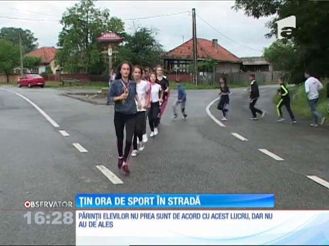 Elevii unei şcoli din judeţul Gorj &icirc;şi ţin orele de sport pe un drum judeţean