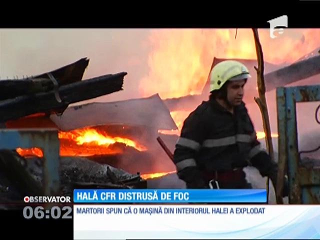 Hală CFR distrusă de foc