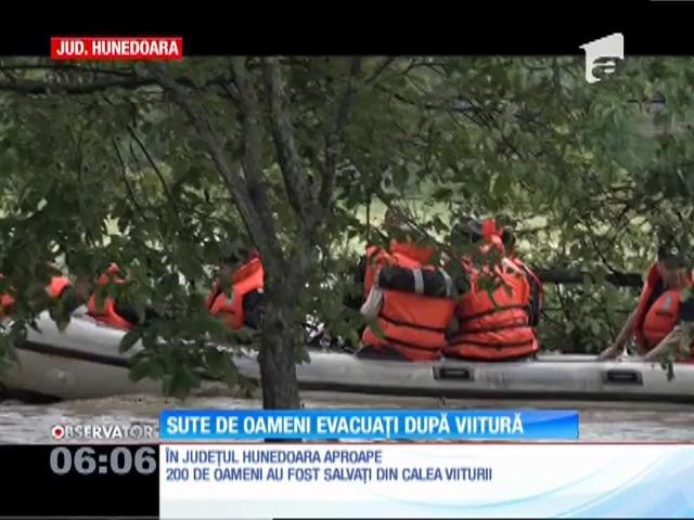 Sute de oameni evacuați după viitură. Oamenii au fugit din calea apelor doar cu ce au avut pe ei