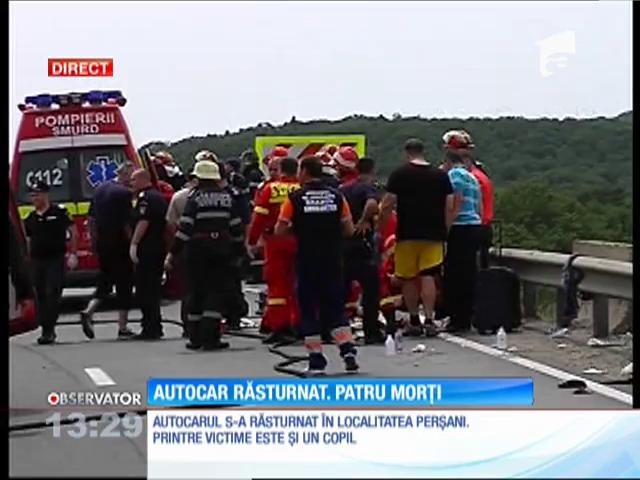 Un autocar plin cu oameni s-a răsturnat aproape de Făgăraş