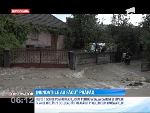 Inundațiile au făcut prăpăd. Viiturile au distrus case, maşini şi au pus la păm&acirc;nt recolta de anul acesta